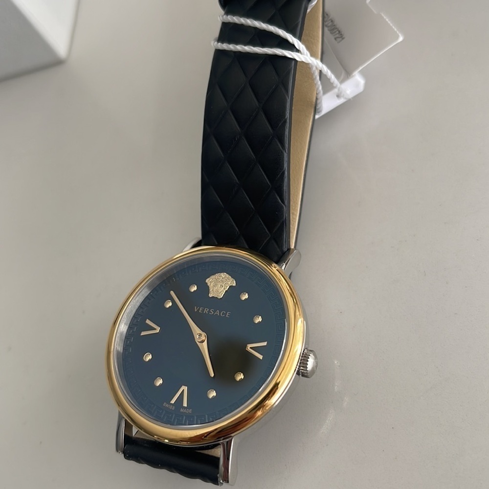 Versace
2-Hand Quartz Leather Strap
Watch, 36mm - Picture 10 of 13